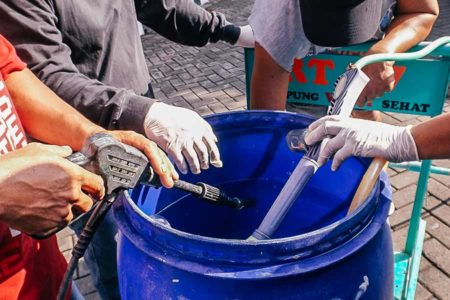 Pangkas Sebaran Penyakit, Wali Kota Jakbar Semprot Disinfektan di Lokasi Banjir Tegal Alur