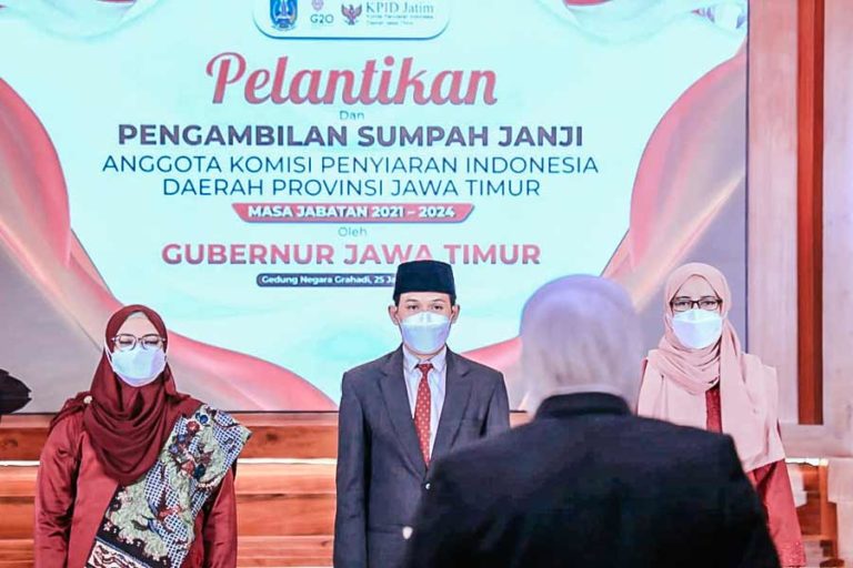 Lantik Komisioner KPID Jatim, Gubernur Khofifah Ajak Perangi Berita Palsu