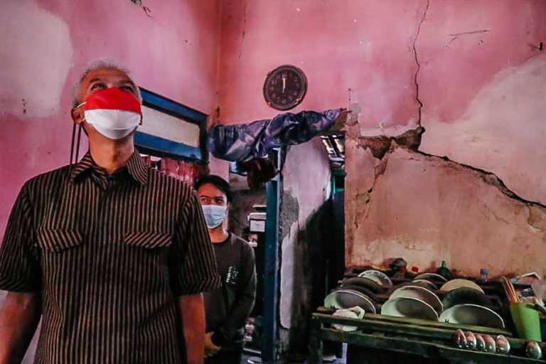 Turunkan Kemiskinan di Jateng, Ganjar Salurkan Bantuan RSLH