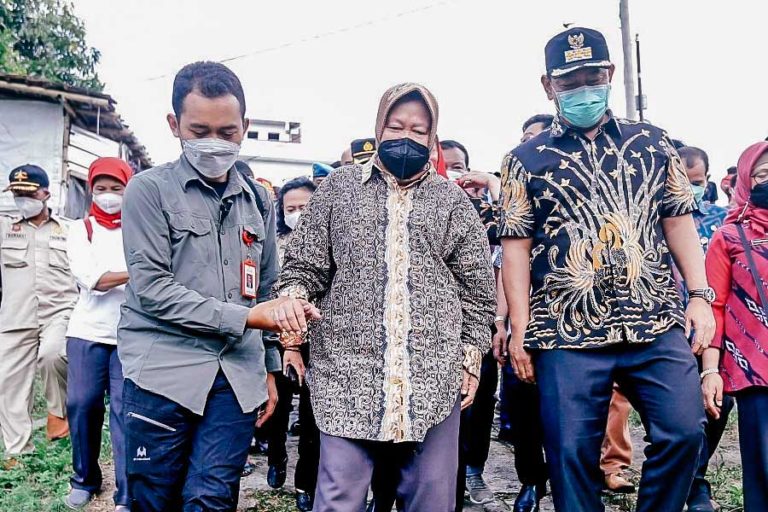 Dampingi Risma Kunjungi Korban Longsor, Hendy Pastikan Bantuan Logistik Warga Terdampak