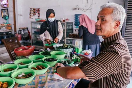 Kulineran bareng Ganjar, Santap Nasi Jamblang Khas Cirebon Sambil Muluk