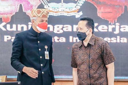 Kepo Baju Adat Lampung Milik Ganjar Pranowo, Ada Apa?