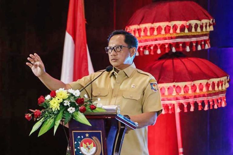 Berani Pungli, Jajaran Dukcapil Bakal Dihukum Mendagri