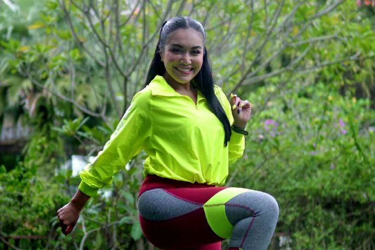 Bersama Komunitas Zumba, Denada Sambut 2022 dengan Love Revolution