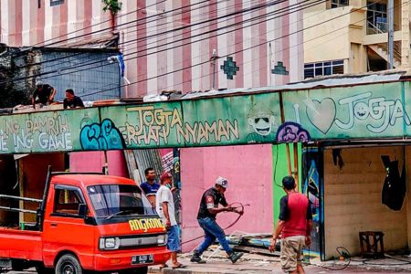 Meski tak Puas, PKL Sepatu di Jalan Mataram Mulai Bongkar Kios untuk Akses Teras Malioboro
