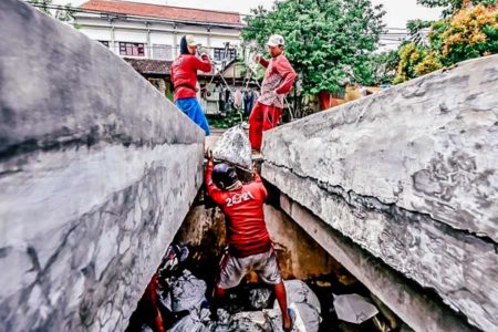 Pangkas Potensi Banjir, Pemkot Surabaya Keruk Endapan Sungai dan Saluran Air