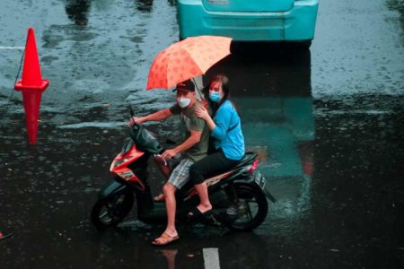 Tetap Waspada, BMKG: Hujan Lebat Berpotensi Terjadi di Sejumlah Provinsi Hujan di Jakarta