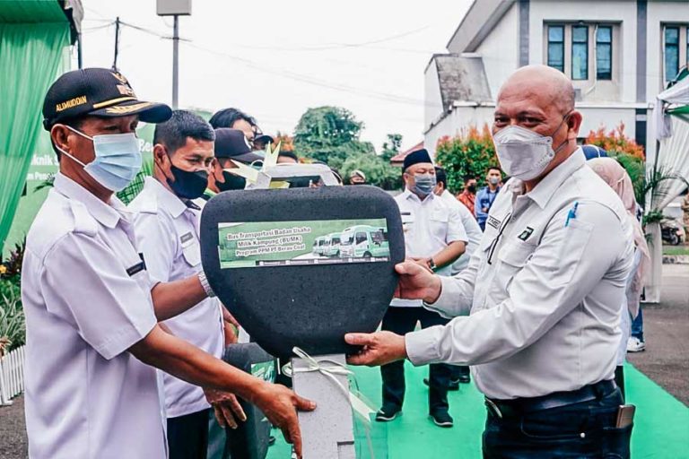 Berau Coal Salurkan Beasiswa Pendidikan dan 16 Unit Bus Transportasi