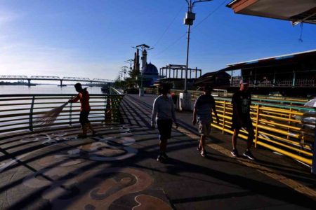 Memeluk Pagi dari Waterfront Kapuas Memeluk Pagi dari Waterfront Kapuas