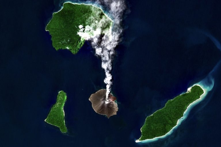 Waspada Status Siaga, Nelayan dan Wisatawan Diminta Tak Dekati Gunung Anak Krakatau
