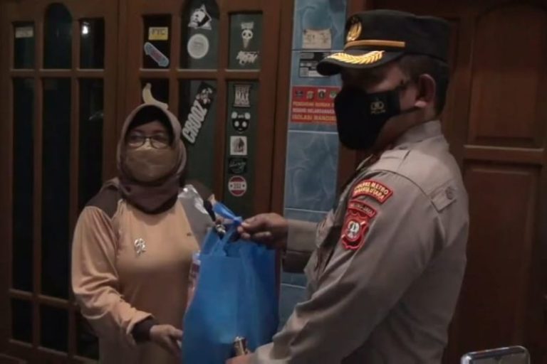 500 Paket Bahan Makanan Pokok Dibagikan Ke Masyarakat Positif Covid-19 di Sunter Agung