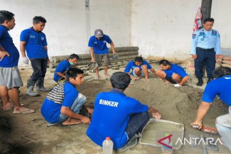 Beri Bekal Keterampilan, Lapas Pamekasan Ajari Bekas Pecandu Produksi Paving