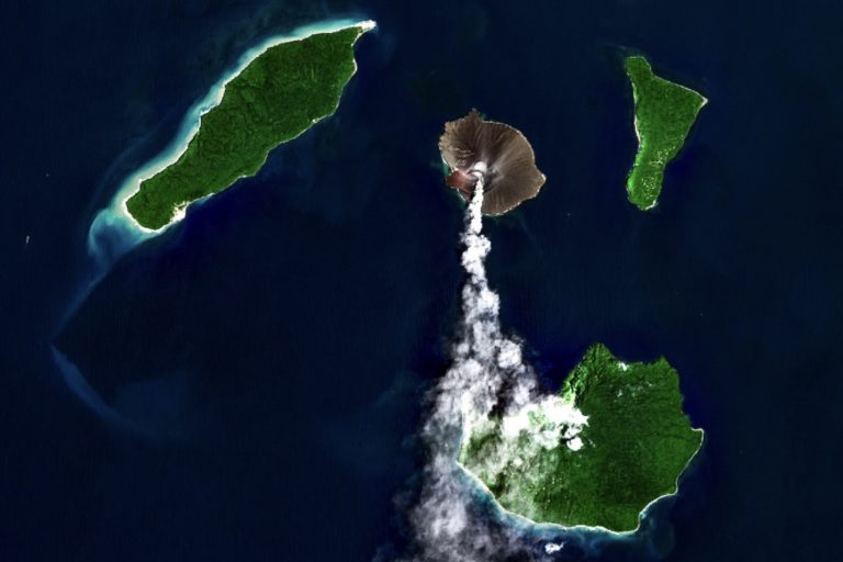 Gunung Api Anak Krakatau Erupsi 9 Kali, Masyarakat Diminta Tidak Berada di Radius 2 Kilometer