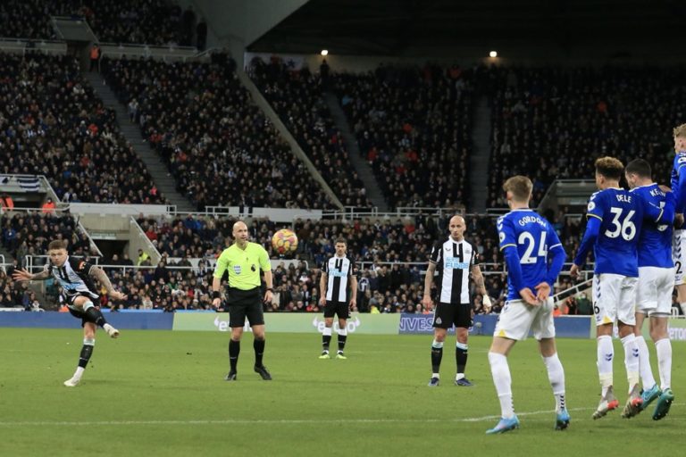 Gol Tandangan Bebas Kieran Trippier Bawa Newcastle Keluar dari Jurang Degradasi
