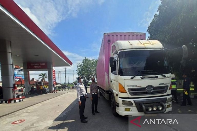Melebihi Kapasitas, 21 Kendaraan Angkut Barang Ditilang Polisi
