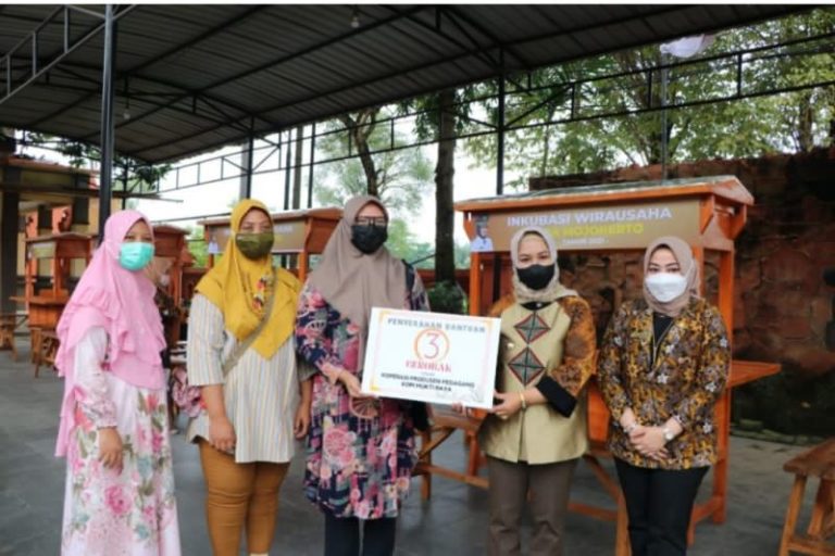 4 Koperasi Wirausaha Terima 11 Gerobak Dari Pemerintah Kota Mojokerto