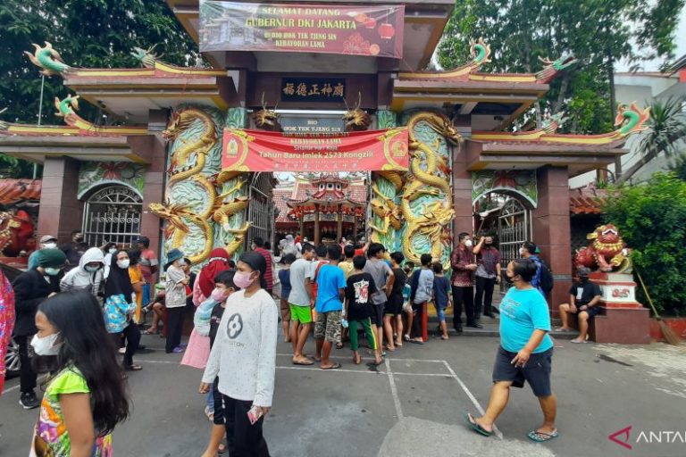 Ratusan Anggota Satpol PP Siap Jaga Perayaan Imlek di Jakarta