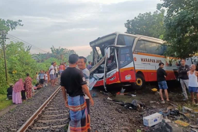 4 Orang Tewas dan Belasan Lainnya Luka-Luka Akibat Bus Pariwisata Tertabrak Kereta Api di Tulungagung