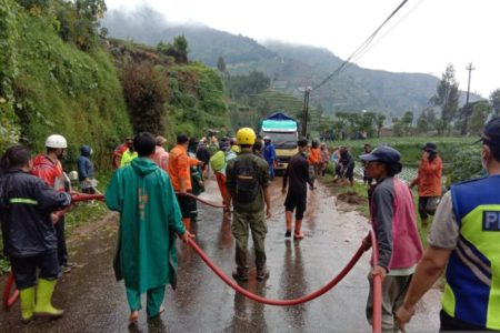Desa Parikesit Alami Longsor, Satu Warga Alami Luka Berat