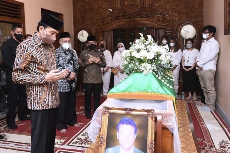 Kembali Kehilangan Orang terdekat, Jokowi Hadiri Pemakaman Pakde Miyono