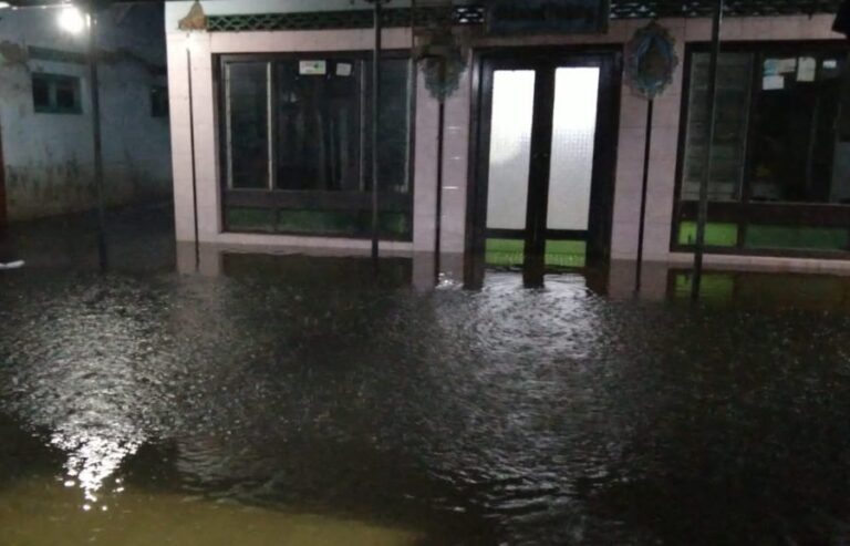 Intensitas Hujan Tinggi, 2.433 Rumah Warga di Cirebon Terendam Banjir Salah satu rumah di Desa Tasikrejo, Kabupaten Pemalang, Jawa Tengah terdampak banjir.