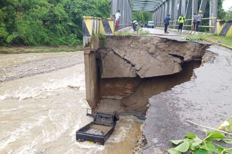 Satu Mobil Terjun ke Sungai Akibat Longsor di Papua Barat