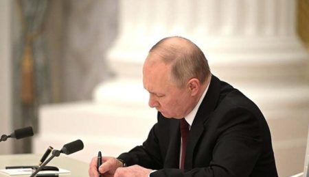 Tak Punya Pilihan Bentengi Diri, Putin Ijinkan Rusia Operasi Militer di Ukraina