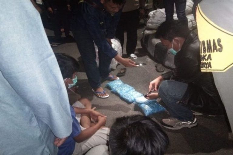 Ditangkap di Depan Stadion Tuah Pahoe, 4 Orang Pembawa Sabu-Sabu Seberat 5 Kilogram dibawa Ke Jakarta