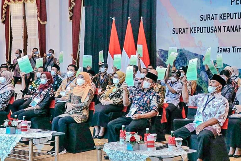 Terima 59 SK Hutan Sosial Untuk 26 Ribu KK, Gubernur Khofifah : Ini untuk Peningkatan Kesejahteraan Masyarakat
