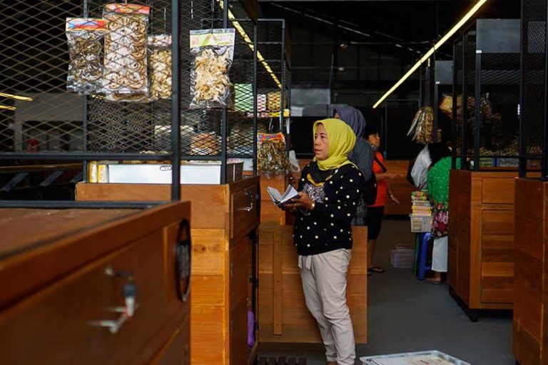 Relokasi PKL Berjalan, Pengunjung Mulai Belanja di Teras Malioboro