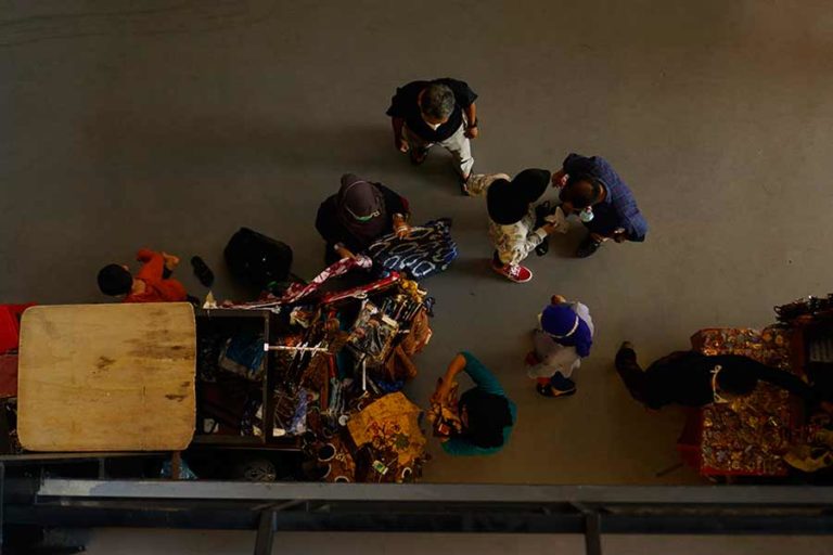 Relokasi PKL Berjalan, Pengunjung Mulai Belanja di Teras Malioboro