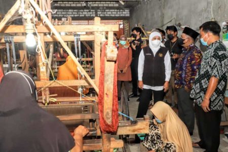 Gubernur Khofifah Optimis Desa Devisa Tenun di Wedani Gresik Dorong Kesejahteraan Masyarakat