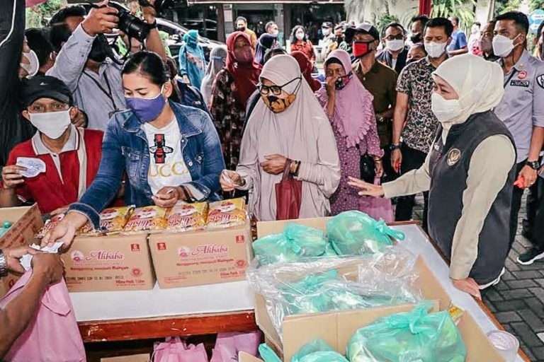 Tinjau Penerapan HET Minyak Goreng di Malang, Khofifah Temukan Problem Stok yang Tersendat