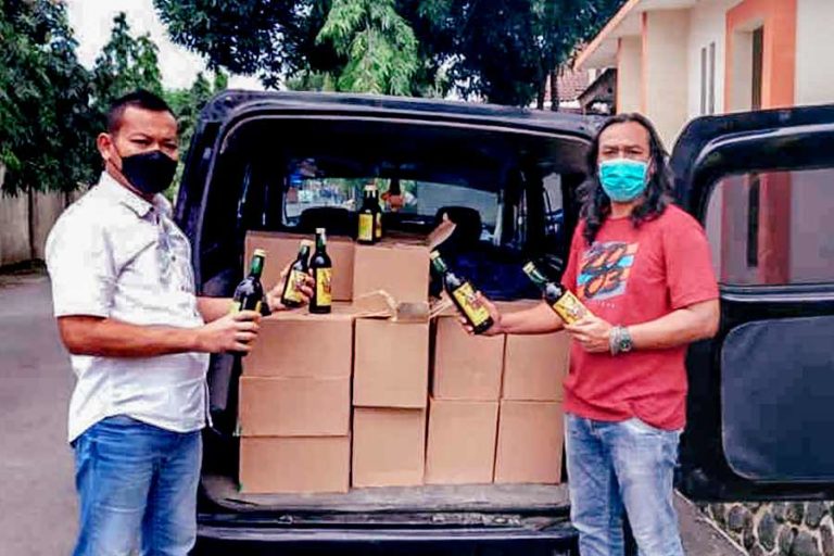 Polres Majalengka Sita 855 Botol Miras tak Berizin dalam Minibus