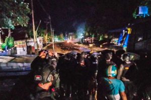 Bubarkan Massa yang Blokade Jalan dan Bawa Parang, Polres Sorong Gunakan Gas Air Mata