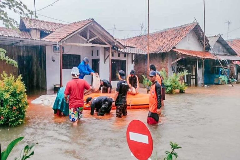 Banjir Gara-gara Hujan 8 Jam, 105 Warga Pekalongan Terpaksa Mengungsi