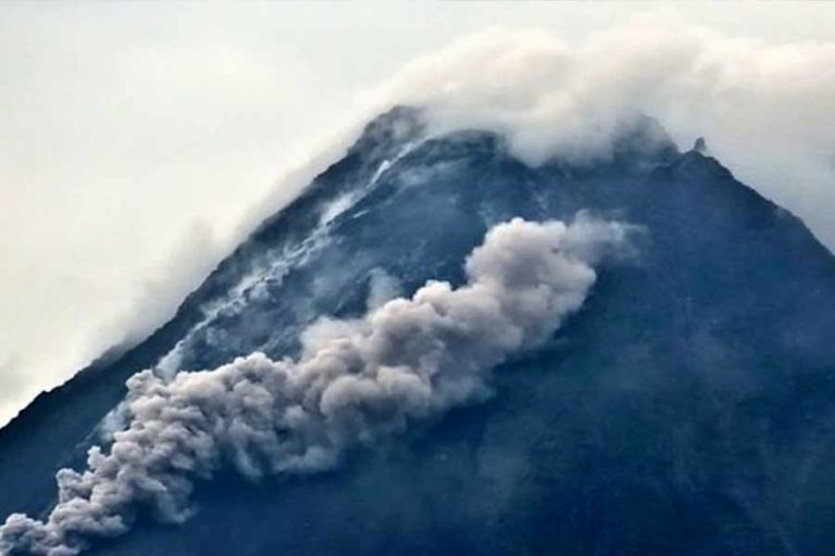 Gunung Merapi Luncurkan Awan Panas Dua Kali Guguran, Jarak Luncurnya hingga 2 Kilometer