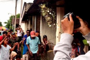 Tedhak Siten, Tradisi Piton Bayi Sembari Sebar Uang Receh