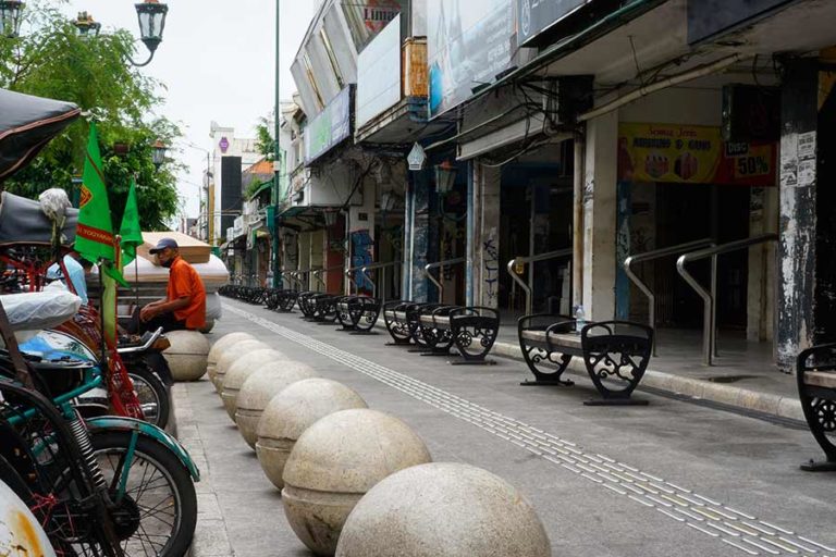 Mudahkan Wisatawan, Pemkot Yogyakarta Susun Brosur Berbagai Informasi Jelang Liburan Suasana Lengang Malioboro Tanpa Kehadiran PKL