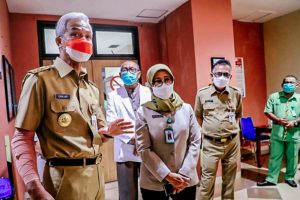 Dalam Kondisi Tangan Diperban, Ganjar Sudah Mulai Kerja