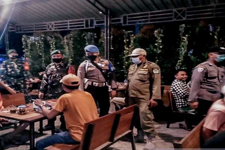 Gelar Operasi Malam di Pamekasan, Petugas Ingatkan Prokes dan Penggunaan PeduliLindungi
