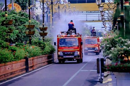 Kasus Covid-19 Bertambah 107 orang, Status PPKM di Madiun Naik Ke Level 2 penyemprotan disinfektan dengan menggunakan mobil pemadam kebakaran