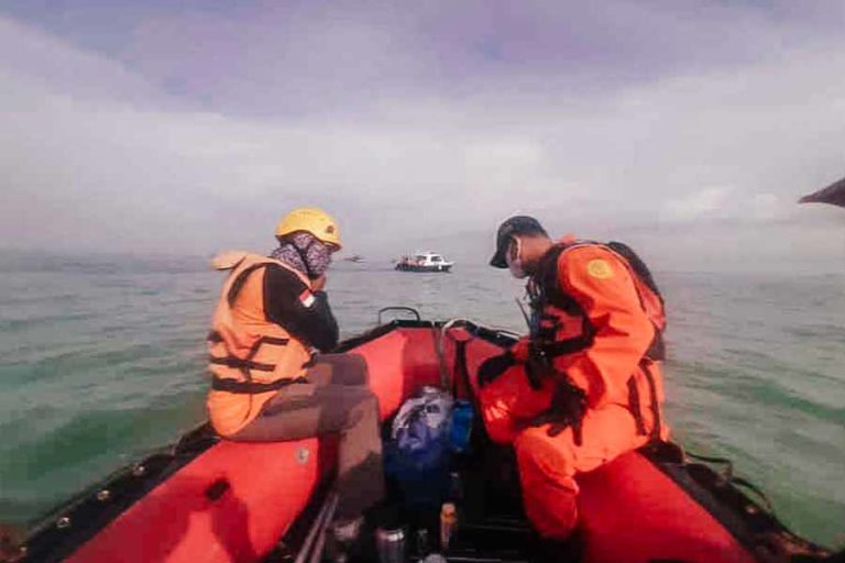 Sempat Hilang dan Terapung di Perairan Laut Jawai, Tiga ABK Kapal Trawl Ditemukan Selamat