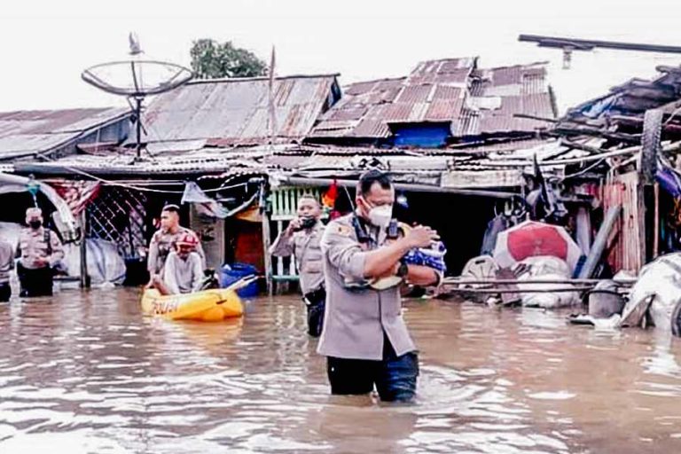 Polres Singkawang Bantu Proses Evakuasi Korban Banjir di Pasiran