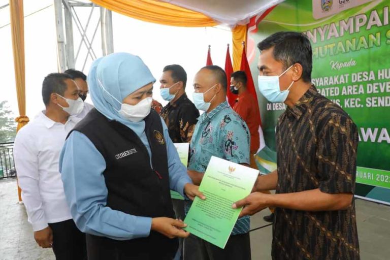 Serahkan SK Perhutanan Sosial dari Presiden, Gubernur Khofifah Minta LMDH Kelola Hutan dengan Bijak