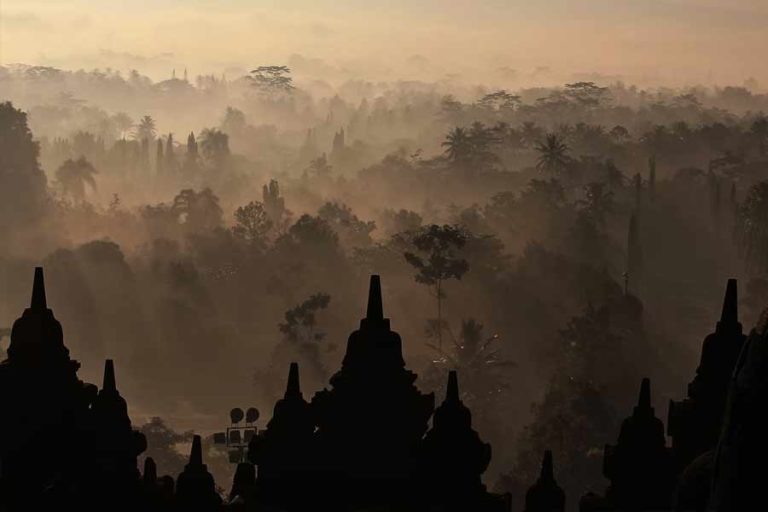 Bikin Ganjar Terharu, Umat Hindu dan Buddha Bisa Beribadah di Prambanan dan Borobudur