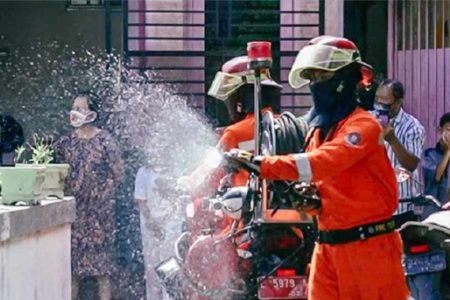 Cegah Sebaran Covid-19, BPBD Karawang Lakukan Penyemprotan Disinfektan