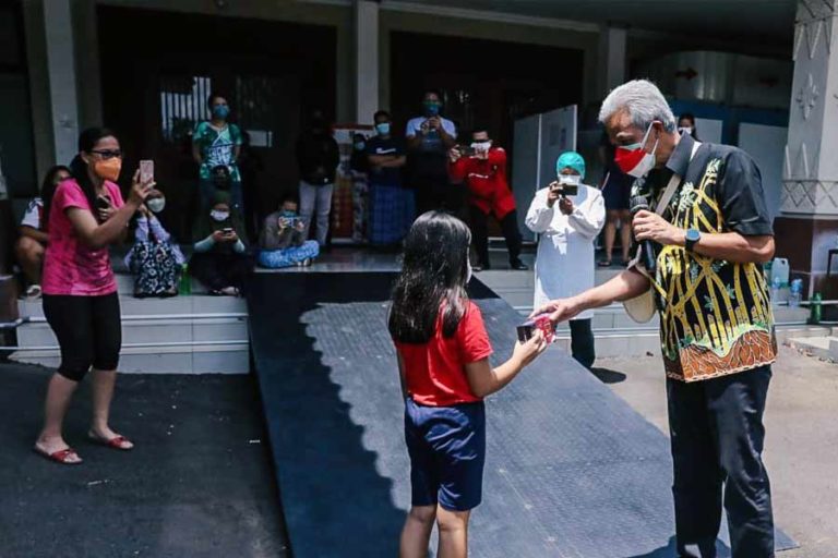 Sambang Pasien Covid-19 di Isoter Semarang, Ganjar Berikan Semangat Cepat Sembuh