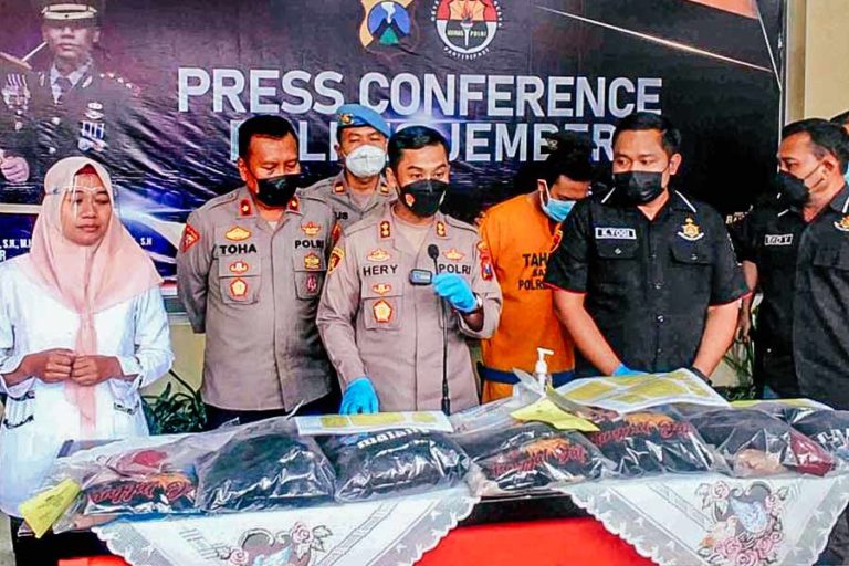 Geledah Padepokan Tunggal Jati Nusantara, Polisi Kumpulan Barang Bukti Termasuk Buku dan Kitab