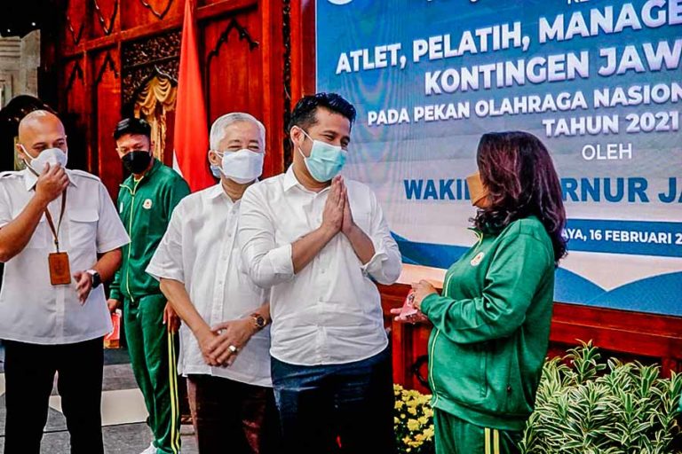 Emil Dardak Serahkan Penghargaan pada Peraih Medali PON XX Papua 2021